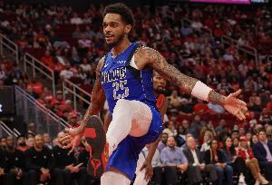 表现很给力！华盛顿14中8&三分8中5砍24分8板&关键封盖费尔斯三分