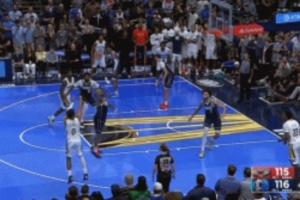 关键攻防！费尔斯三分强行出手被华盛顿帽到 直接来了个三不沾