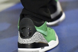 球鞋自由市场大鱼！库里上脚经典俄勒冈配色Air Jordan 3 PE球鞋