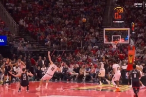 申京读秒出手欲造约基奇犯规 两人双双后倒 美媒：两个人疯狂假摔