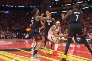 不妙啊！戈登开场4分钟不到突破对抗海王倒地 表情凝重返回更衣室