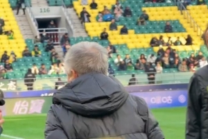 国安为厨师李师傅举行特殊“退役”仪式，其为俱乐部工作了三十年