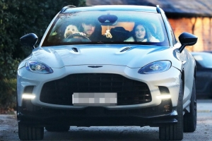 太阳报：格拉利什抱着爱犬驾驶着阿斯顿马丁兜风