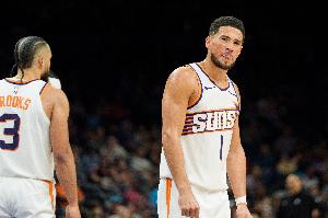 打得郁闷！布克被各种包夹&18中4拿到10分16助9失误 末节6犯