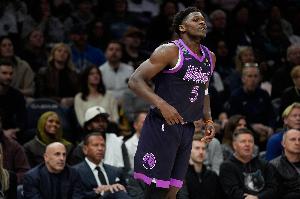 挑大梁！爱德华兹半场13中6砍并列最高16分 罚球3中2