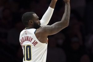 赶快找外线手感呀！小哈达威半场7中3&三分4中1拿到7分2板