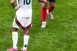 索博：家人们谁懂啊？偶像主动过来和我握手