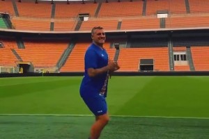 老同志赛前要做好热身！维耶里这个岁数膝盖还是可以的