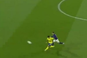 疯狂的足球！荷乙球员回传变超远乌龙，门将回追无果