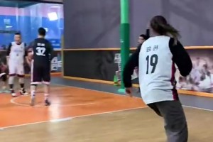 场边加油声不断！小姐姐用自己高超球技征服全场男生！