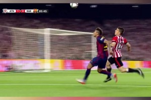 内马尔彩虹过人戏耍对手遭围攻！队长哈维和队友上前保护！