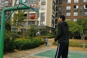 体重140公斤的肌肉猛男 打起篮球看着真是不协调啊