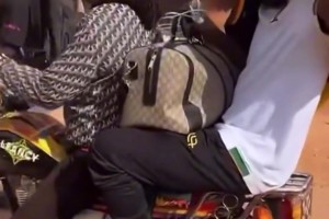 打摩的！奥纳纳被拍到坐摩的去机场返回欧洲