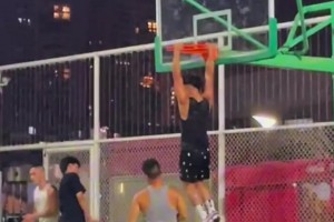 好家伙，在野球场有人这样暴扣，你一定会震惊吧