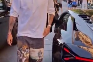 索博斯洛伊驾超跑出街，不得不说这车和人一样帅