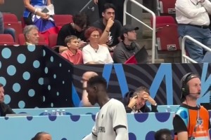 人生赢家啊！施罗德娇妻带儿子到球场看望老公 还送了爆米花