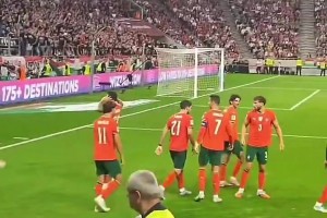 坎塞洛挑衅匈牙利球迷！C罗看到后阻止并向球迷道歉