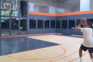 错失戴帽！姆巴佩在篮球场练习投篮，投三次3分进两球