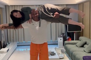 马布里秀恩爱：80岁也能照样把你举起来！