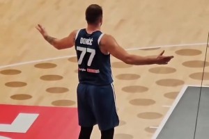 现场网友晒东契奇摊手不满判罚：抱怨归抱怨 77是真强