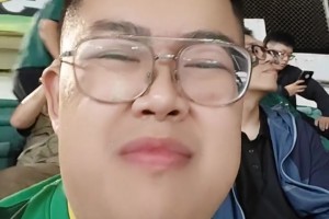 实拍国安赛后谢场仍收获球迷掌声，博主感叹：对塞蒂恩真太宽容了