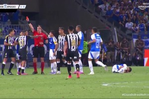 得不偿失！当着裁判面报复对手！裁判：你简直无法无天，红牌！