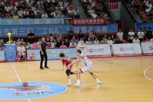 非常准确的判罚保证了比赛的流畅性并且真正的将胜负交给了运动员