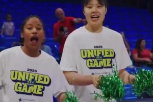 这氛围真好~李月汝化身拉拉队员为小球迷们加油