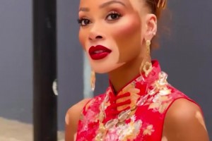 别样的美！库兹马超模未婚妻来香港游玩，这身旗袍装扮如何？