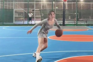 胯下运球转身拜佛上篮！有一说一男生穿裙子也做不到她这样吧