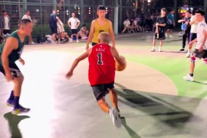 野球场73岁“罗斯”大爷突破被绊倒 小伙子们也是真上防守啊！