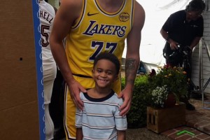 备战新赛季！东契奇回国拍摄广告 身穿湖人77号和小球迷合影