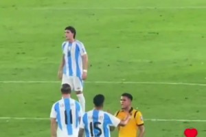 尼科·冈萨雷斯向厄瓜多尔球员秀世界杯冠军徽章