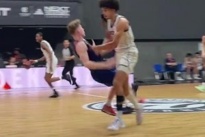 这要是吹进攻犯规的话，以后谁还敢下快攻啊？？