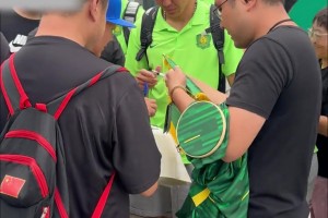博主埃莱夫赛晒实拍：国安将帅兵发郑州，王刚耐心给球迷签名