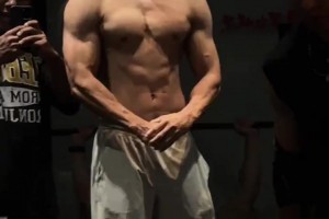 这个确实牛X啊！曹岩练得这身肌肉真是极为炸裂！