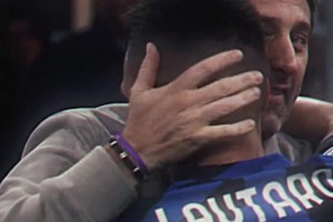 蓝黑王子！小哥在梅阿查球场边询问此人是谁，结果可想而知