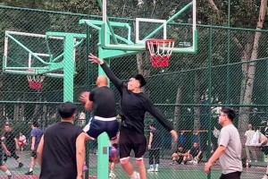 这拉杆反篮和换手上篮，不知道公牛那边怎么报价？