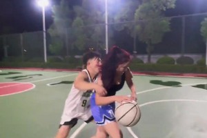 女版詹姆斯？小姐姐野球场单挑直接挂着小伙上篮打进