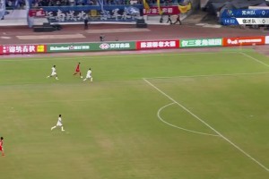 人民有信仰 ！苏超比赛奏国歌时，一名小女孩行少先队队礼