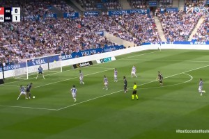 真就速度生吃！对手传球失误，姆巴佩半场启动抢断奔袭破门