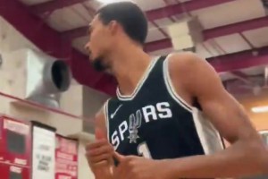 新赛季真的快来了！马刺全队参加训练赛，一个个都秀起了扣篮