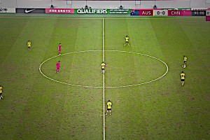 由于脚踝受伤，奥地利主帅朗尼克骑电动车回更衣室