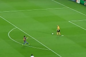 米兰球迷永远不会忘记 ！帕托面对巴萨时的精彩进球