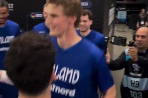 芬兰赛前热身互相鼓励，疯狂互扇巴掌，马尔卡宁脸都被扇红了