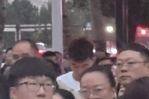 在东北，你就是孙铭徽，你也得排队接孩子放学