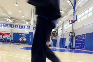 名场面！威少秀八块腹肌入场，巴克利演播厅立马做仰卧起坐！