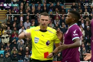 维尔茨造乌戈丘库第2张黄牌，后者两黄变一红被罚下