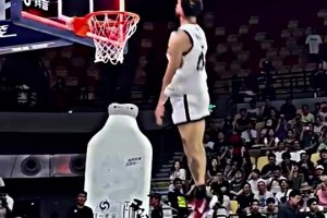 整整一秒空中飞行时间！国外扣将以赛亚生涯跳得最高一跳！