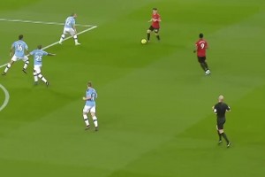 巧妙转身策动！马夏尔在曼市德比的精彩进球！